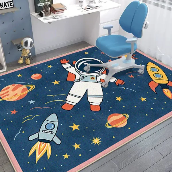 Bunter Weltraum-Teppich mit Astronaut, Raketen und Planeten, ideal für Kinderzimmer, fördert Fantasie und Lernen.