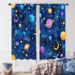 Dekorative Vorhänge mit Weltraummotiv, zeigt Planeten, Sterne und Monde in leuchtenden Farben auf dunklem Hintergrund, ideal für Kinderzimmer oder Science-Fans.