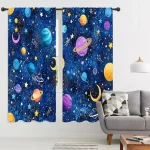 Hochwertige Vorhänge mit bunter Planeten- und Sternenmuster, ideal für Kinderzimmer oder Weltraumfans. Perfekt für Fensterdekoration und Lichtschutz.