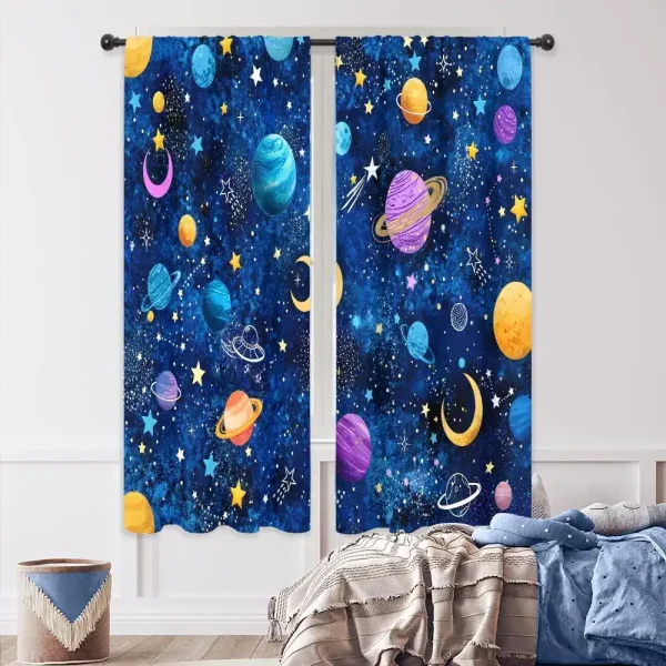 Bettvorhang mit Weltraum-Motiv, zeigt Planeten, Sterne und Monde in leuchtenden Farben auf dunklem Hintergrund, ideal für Kinderzimmer oder Science-Fans.