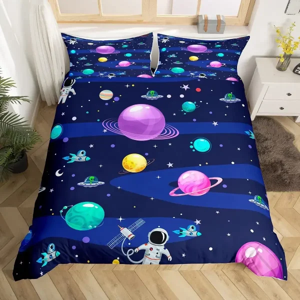 Hochwertige Bettwäsche mit Weltraummotiv, zeigt Planeten, Astronauten und Raumschiffe auf einem dunklen Hintergrund, perfekt für Weltraum- und Astronomie-Fans.