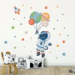 Illustration eines Astronauten, der mit Ballons im Raum schwebt, umgeben von Planeten und Sternen, ideal für Weltraum- und Wissenschaftsdekorationen.