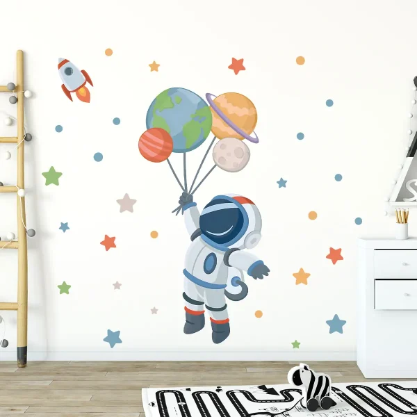 Fröhlicher Astronaut, der mit Ballons im Weltall schwebt, umgeben von Planeten und Sternen, als Wanddekoration für Kinderzimmer oder Wissenschaftsraum.