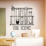 Wanddekoration mit fünf wissenschaftlichen Reagenzgläsern in Schwarz, mit Bubbles, Sternen und Wellen, darunter der Schriftzug "Cool Science" in Schwarz, ideal für Wissenschafts- oder Schulzimmer.