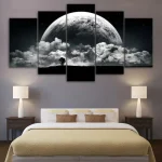 Faszinierendes Wandbild eines Mondplaneten mit Wolken, das eine beeindruckende Weltraumkulisse über einem modernen Schlafzimmer zeigt. Perfekt für Science-Fiction- und Weltraumliebhaber.