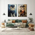 Zwei Gemälde von Katzen in Kostümen, eines als Polizist und das andere als Pirat, hängen an einer weißen Wand über einem grünen Sofa in einem stilvollen Wohnzimmer.