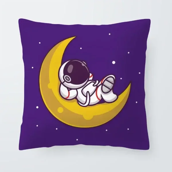Kissen mit Astronauten-Design, der auf einer gelben Mondsichel im Weltraum liegt, umgeben von Sternen, ideal für Science-Fiction- und Weltraumfans.