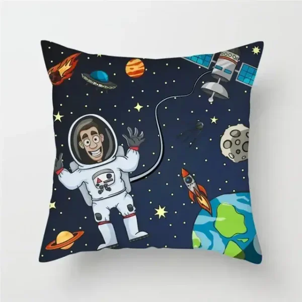 Dekoratives Kissen mit Weltraumthema, Astronaut im Raumanzug, Planeten, Raketen, Satelliten und Sternen auf dunklem Hintergrund, ideal für Science-Fiction- und Weltraumfans.