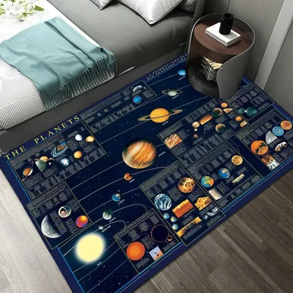 Detaillierter Teppich mit dem Sonnensystem, zeigt Planeten, Monde und Sternbilder, ideal für Wissenschafts- und Raumfahrtliebhaber.