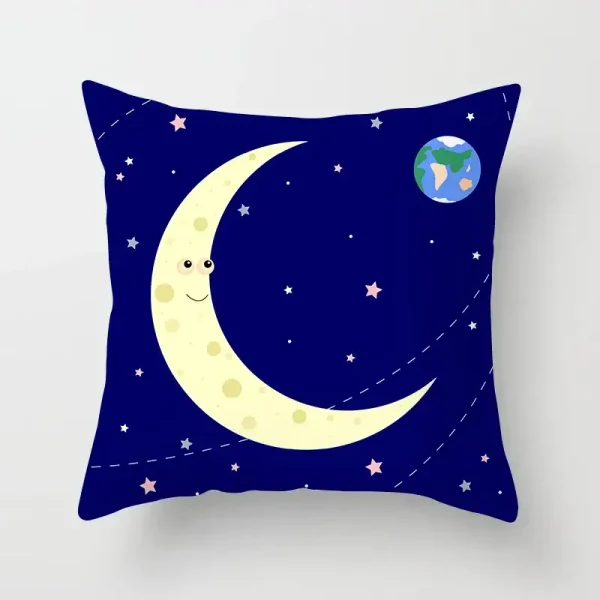 Weiches Kissen mit Mond, Sternen und Erde-Design, ideal für Kinderzimmer oder als Dekoration, inspiriert von Astronomie und Weltraum.