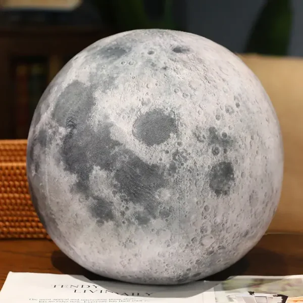 Ein detailliertes Mondmodell, das die Oberflächenstrukturen des Mondes realistisch nachbildet, perfekt für wissenschaftliche Präsentationen oder als dekoratives Element.