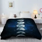 Bettdecke mit Mondphasen-Design, ideal für Astronomie- und Weltraumliebhaber, schafft eine entspannte Atmosphäre im Schlafzimmer.