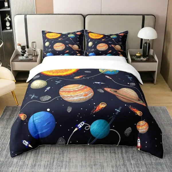 Bettwäsche mit Weltraummotiv, zeigt Planeten, Raketen und Sterne auf dunklem Hintergrund, ideal für Weltraum- und Astronomie-Fans.