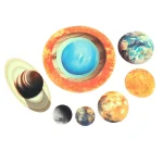 Detailliertes Modell unseres Sonnensystems mit Planeten in verschiedenen Größen und Farben, ideal für Bildung und Dekoration.