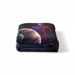Decke mit Weltraummotiv, zeigt Planeten und Sterne, ideal für Science-Fans und Raumfahrtliebhaber. Perfekt als Dekoration oder Geschenk für Wissenschaftsbegeisterte.