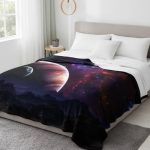 Bettdecke mit Weltraummotiv, zeigt Planeten und Sterne, perfekt für Astronomie-Fans, auf einem modernen Schlafzimmerbett.