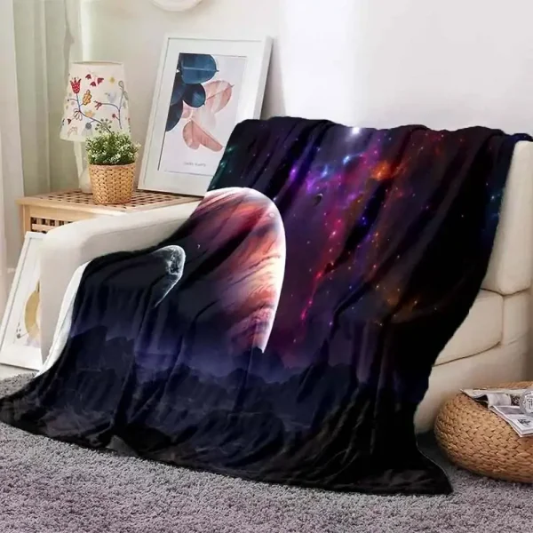 Weiche Decke mit Weltraum-Design, zeigt Galaxien und Sterne, perfekt für Science-Fans und Dekoration.