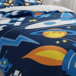 Bettwäsche mit Weltraummotiv, Astronauten, Planeten und Sternen, ideal für Kinderzimmer, aus weichem Stoff, perfekt für kleine Astronauten und Weltraumfans.