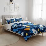 Bettwäsche mit Weltraummotiv, Raketen, Planeten und Sternen, ideal für Kinderzimmer, in einem modernen Schlafzimmer mit weißem Bett und natürlichem Licht.