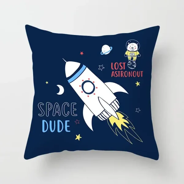 Dekoratives Kissen mit Weltraum-Motiv, Rakete, Astronaut und Planeten, ideal für Kinderzimmer oder Science-Fans, mit lustigem "Space Dude" Design.