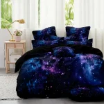 Bettwäsche mit Weltraum- und Sternenmuster, perfekt für Science-Fiction-Fans, in einem modernen Schlafzimmer mit natürlichem Licht.