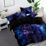 Bettwäsche mit Galaxie-Motiv, inklusive Kissen und Decke, in einem modernen Schlafzimmer mit Pflanzen und minimalistischem Dekor.