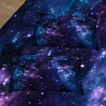 Zwei Kissen mit Weltraum-Design, inspiriert vom Universum, perfekt für Science-Fans und Dekoration im Raum.