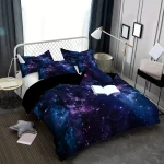 Bettwäsche mit Weltraum- und Galaxiemotiv, inklusive Kissen und Decke, perfekt für Science-Fiction-Fans und Raumfahrtenthusiasten.