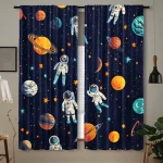 Raumfahrt-Vorhänge mit Astronauten und Planeten, ideal für Kinderzimmer, mit buntem Weltraumdesign auf dunklem Hintergrund.