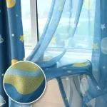 Himmelsbettwäsche mit Sternenmuster, aus transparentem blauen Stoff, ideal für Kinderzimmerdekoration und gemütliche Atmosphäre.