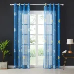 Helle, transparente Vorhänge mit Weltraummotiv, ideal für Kinderzimmer oder kreative Räume, bringen eine kosmische Atmosphäre in jeden Raum.