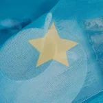 Wasserballon mit Sternmuster, transparentes Material, blauer Hintergrund, ideal für Wasserspiele und Dekorationen.