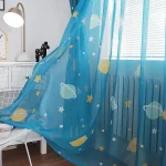 Heller blauer Bettvorhang mit Sternen und Planeten, ideal für Kinderzimmer, schafft eine kosmische Atmosphäre.