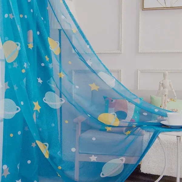 Hochwertiges, transparentes Stofftuch mit Weltraummotiv, ideal für Kinderzimmerdekoration, Geburtstagsfeiern oder thematische Partys.