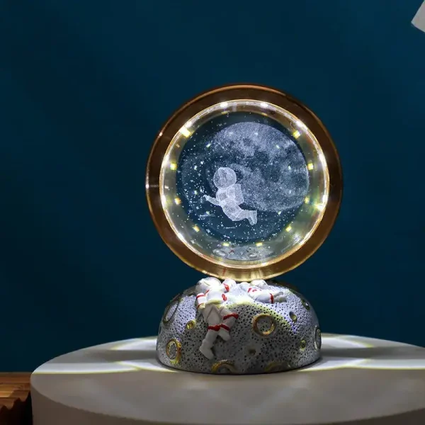 Dekorativer Globus mit Astronautenmotiv, umgeben von LED-Lichtern, auf einem Steinsockel, ideal für Science- und Raumfahrtliebhaber.