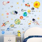 Farbige Wanddekoration mit Planeten, Astronauten und Raketen, ideal für Kinderzimmer, fördert das Interesse an Astronomie und Wissenschaft.