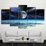 Atemberaubendes Wandbild mit Mond, Sternen und Galaxien über der Erde, ideal für Wissenschafts- und Raumfahrtdekorationen.