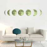 Wanddekoration mit verschiedenen Mondphasen in Grün, ideal für wissenschaftliche oder moderne Raumgestaltung.