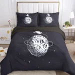 Bettwäsche mit Mond- und Raumfahrtmuster in Schwarz und Weiß, perfekt für Science-Fiction- und Astronomie-Enthusiasten, verleiht jedem Schlafzimmer einen kosmischen Look.