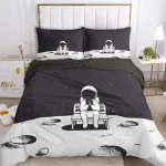 Bettwäsche mit Astronautenmotiv im Sternenhimmel-Design, perfekt für Weltraumfans, bestehend aus Bettbezug und Kissenbezügen, ideal für Kinderzimmer oder Weltraumliebhaber.