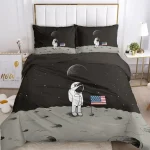 Hochwertiges Bettwäsche-Set mit Astronauten-Design, das auf dem Mond steht und die amerikanische Flagge hält, mit einem Weltraumhintergrund und Planeten. Perfekt für Weltraum- und Astronomie-Fans.