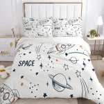 Kinderbettwäsche mit Weltraummotiv, inklusive Kissenbezüge und Bettdecke, ideal für kleine Astronauten, mit Planeten, Sternen und Raketen, in Weiß, Blau und Orange.