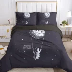 Schlafen Sie unter einem himmlischen Design mit diesem Weltraum-Bettwäsche-Set, das Astronauten, Monde und Sterne auf einem dunklen Nachthimmel zeigt. Perfekt für Weltraumfans und Kinderzimmer.