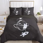 Himmelbettwäsche mit Weltraummotiv, Planet Erde, Rakete und Sternen, ideal für Weltraumfans, modernes Design, weiche Baumwollqualität, perfekt für Kinderzimmer oder Jugendliche.