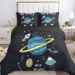 Hochwertiges Bettwäsche-Set mit Weltraummotiv, inklusive Kissenbezüge und Bettdecke, ideal für Kinder und Weltraumfans.