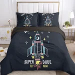 Bettwäsche mit Weltraumdesign, Rakete und "Super Dude" Schriftzug, perfekt für Kinderzimmer, aus weichem Material.