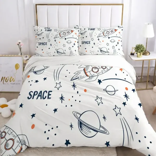 Kinderbettwäsche mit Weltraummotiv, inklusive Kissenbezüge und Bettdecke, ideal für kleine Astronauten, mit Planeten, Sternen und Raketen, in Weiß, Blau und Orange.