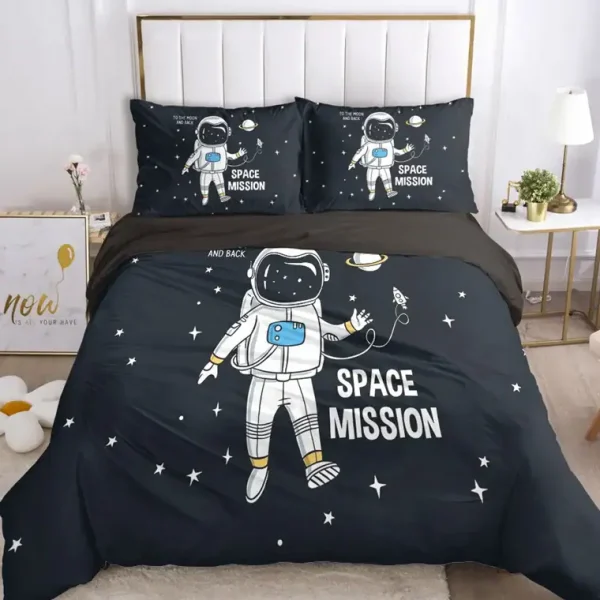 Bettwäsche-Set mit Weltraummotiv, bestehend aus Decke und Kissen, ideal für Kinderzimmer, mit Astronauten und Planeten, in dunklem Design.