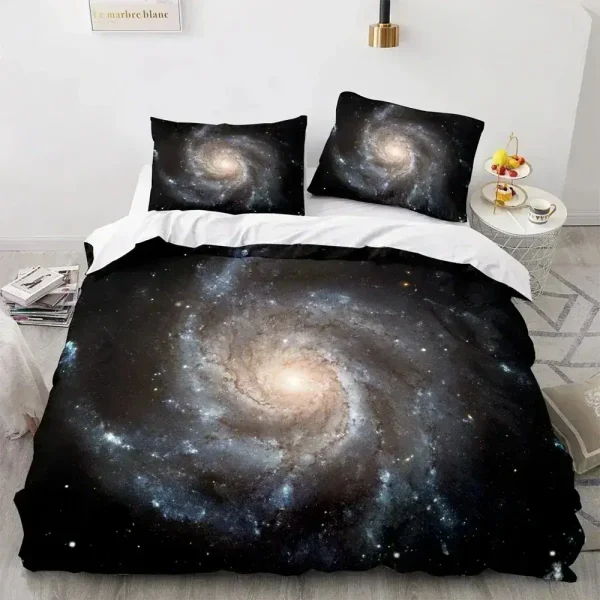Schlafen Sie unter einem atemberaubenden Galaxienhimmel mit dieser Bettwäsche, die detailreiche Weltraummotive von Spiralgalaxien zeigt. Perfekt für Astronomie- und Weltraumliebhaber.
