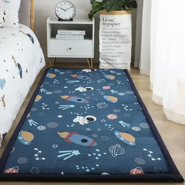 Kindgerechte Raumfahrt-Spielmatte mit Weltraumdesign, Astronauten, Raketen und Planeten, ideal für Kinderzimmer und Lernspielbereiche.